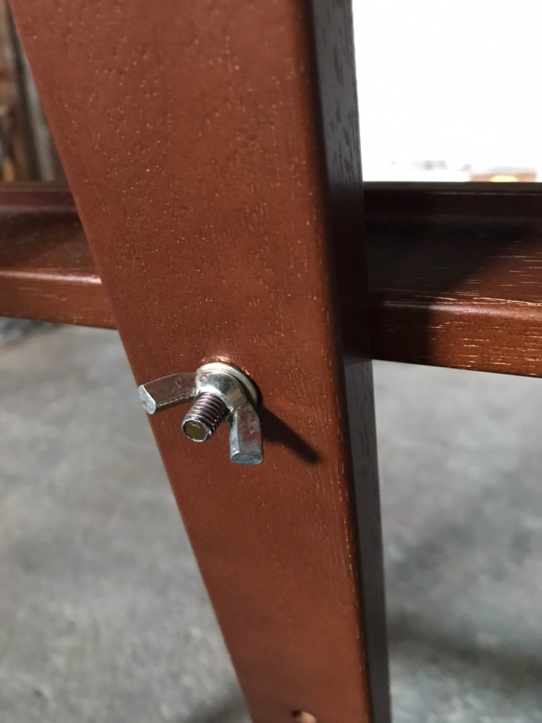 木製イーゼルの棚の調節ネジ