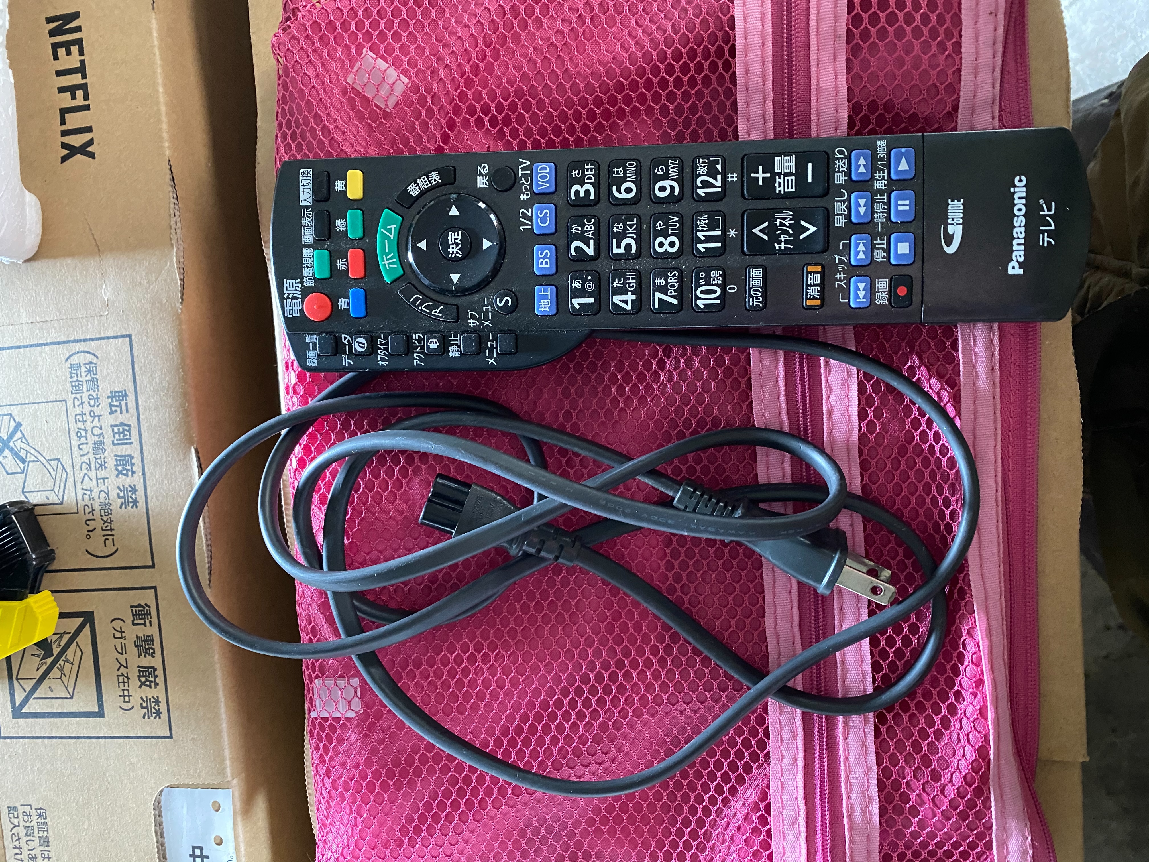 Panasonic 50V型液晶モニター TH-L50E60のリモコンと電源コード