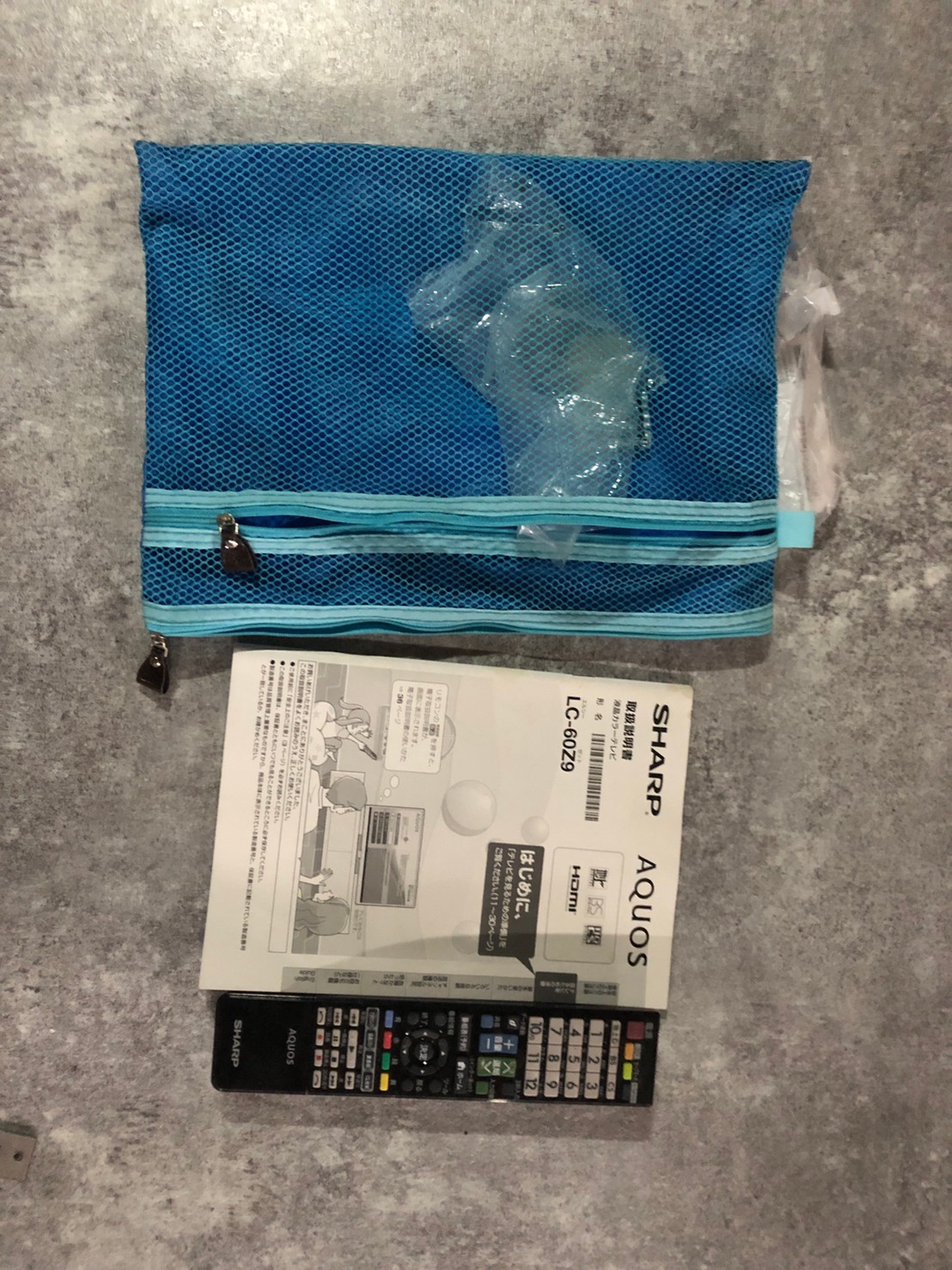 シャープ60V型ワイド液晶モニター LC-60Z9のリモコンと説明書