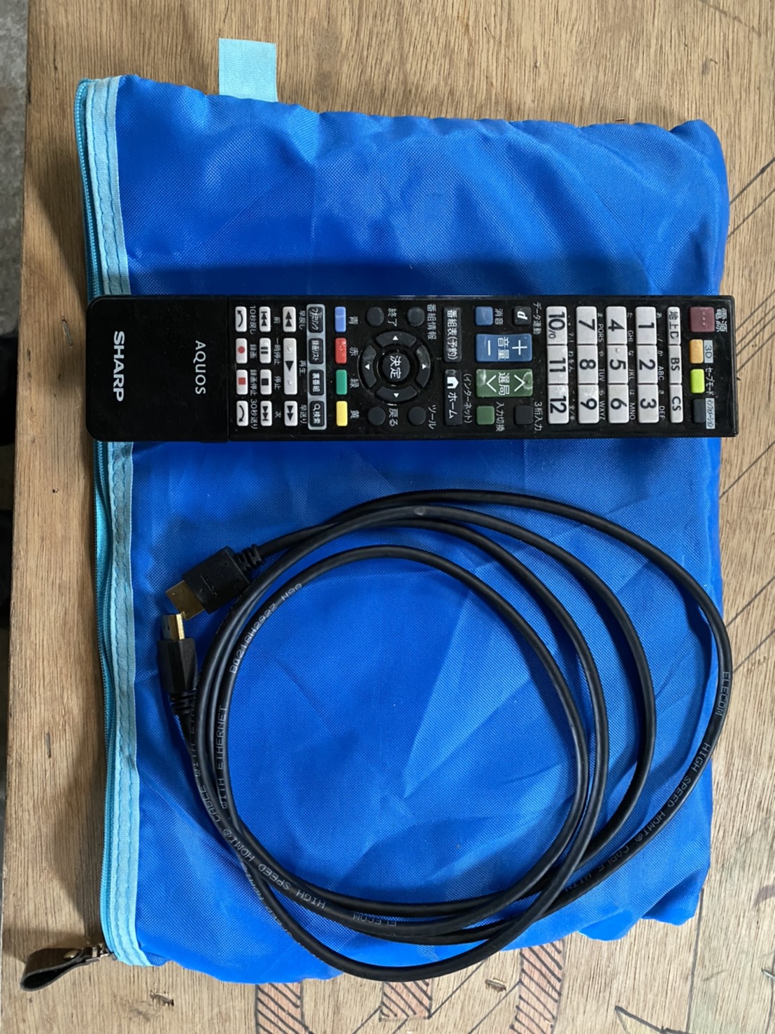 シャープ60V型ワイド液晶モニター LC-60Z9のリモコンと電源コード